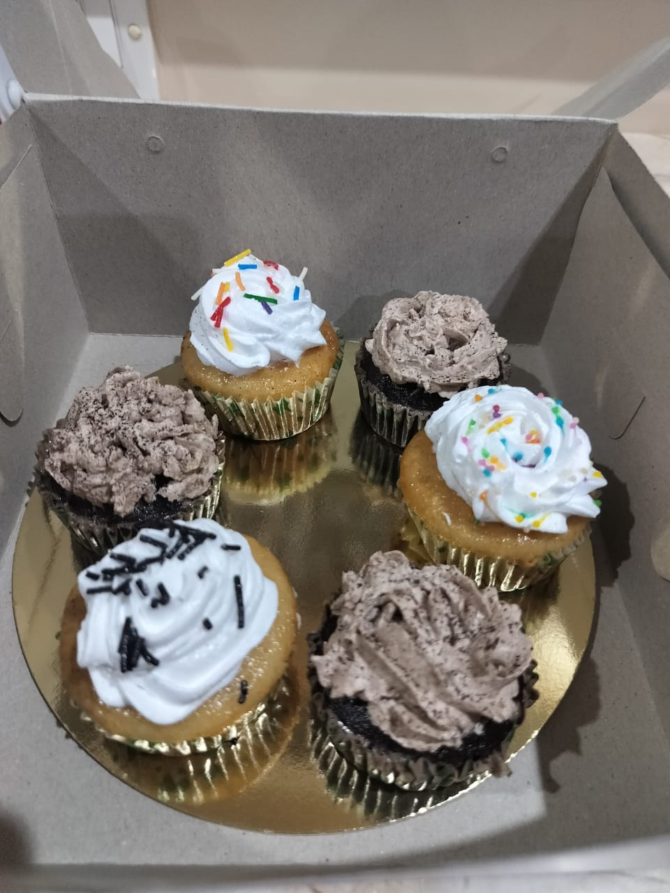 Vanilla & Chocolate Cupcakes